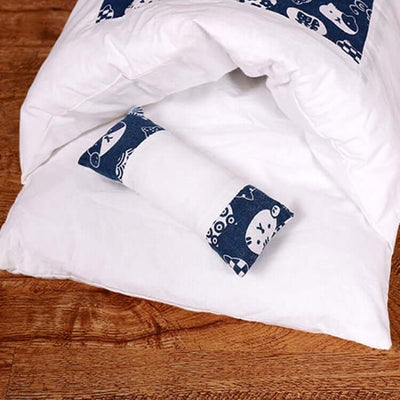 Closed removable cat litter sleeping bag with soft pillow, ideal for winter warmth for pets.